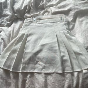 Too small, only worn twice, bright white tennis skirt